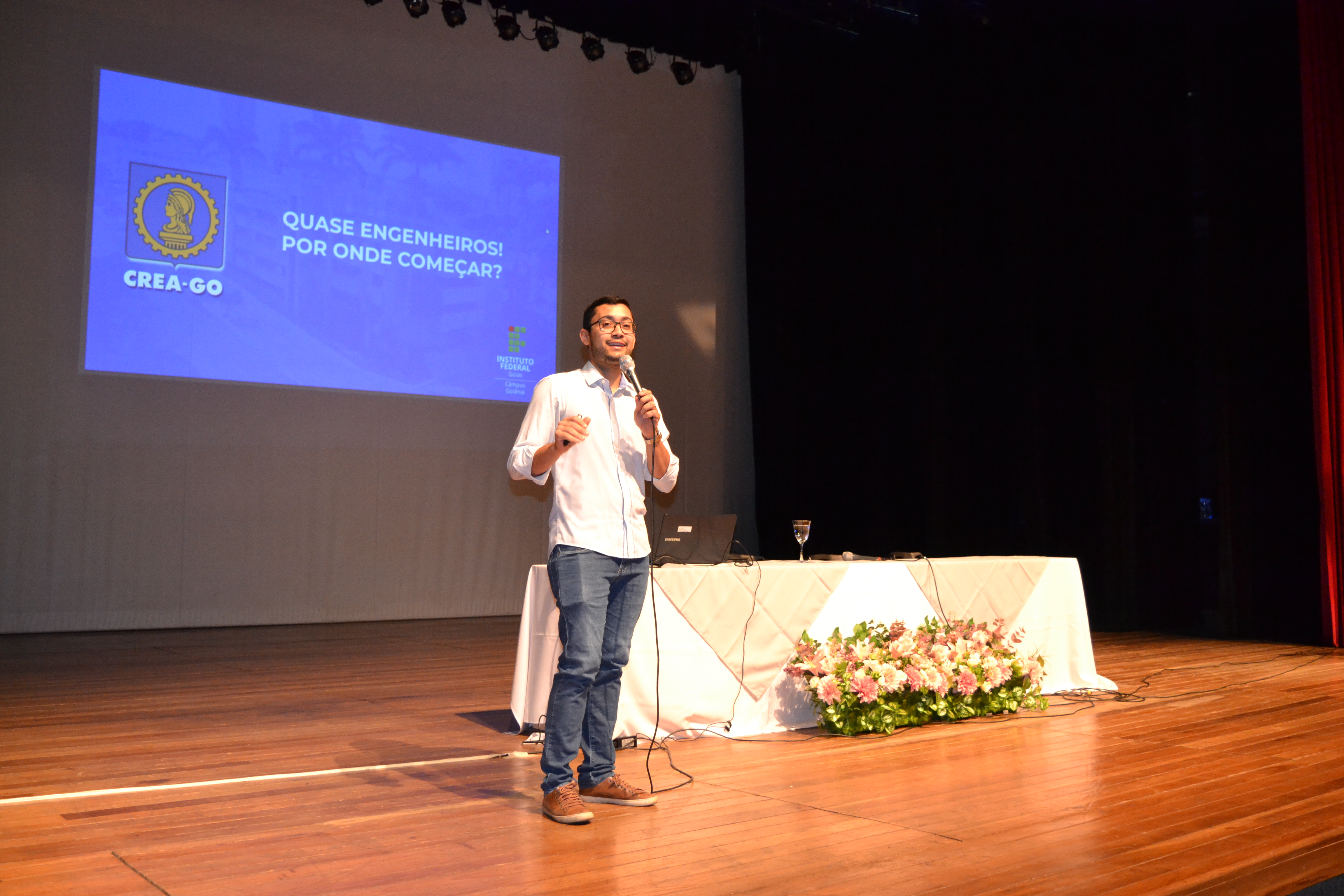 O convidado e o engenheiro do Conselho Regional de Engenharia e Agronomia de Goiás (Crea-GO), Áquila Silva Levindo, ministrou a palestra de título: “Quase Engenheiros! Por onde começar?”, no Teatro do IFG.